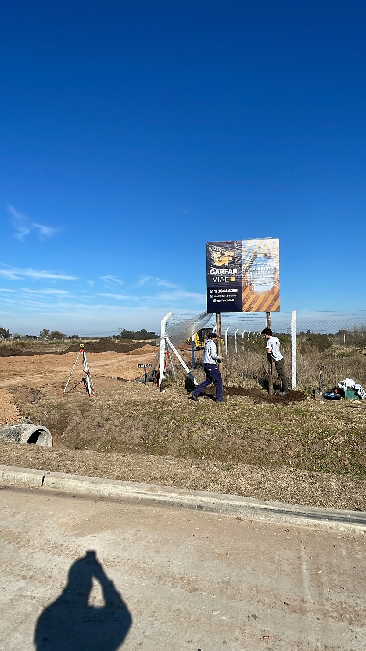 Cartel de GarFar Vial instalado en una obra de loteo con replanteo topográfico