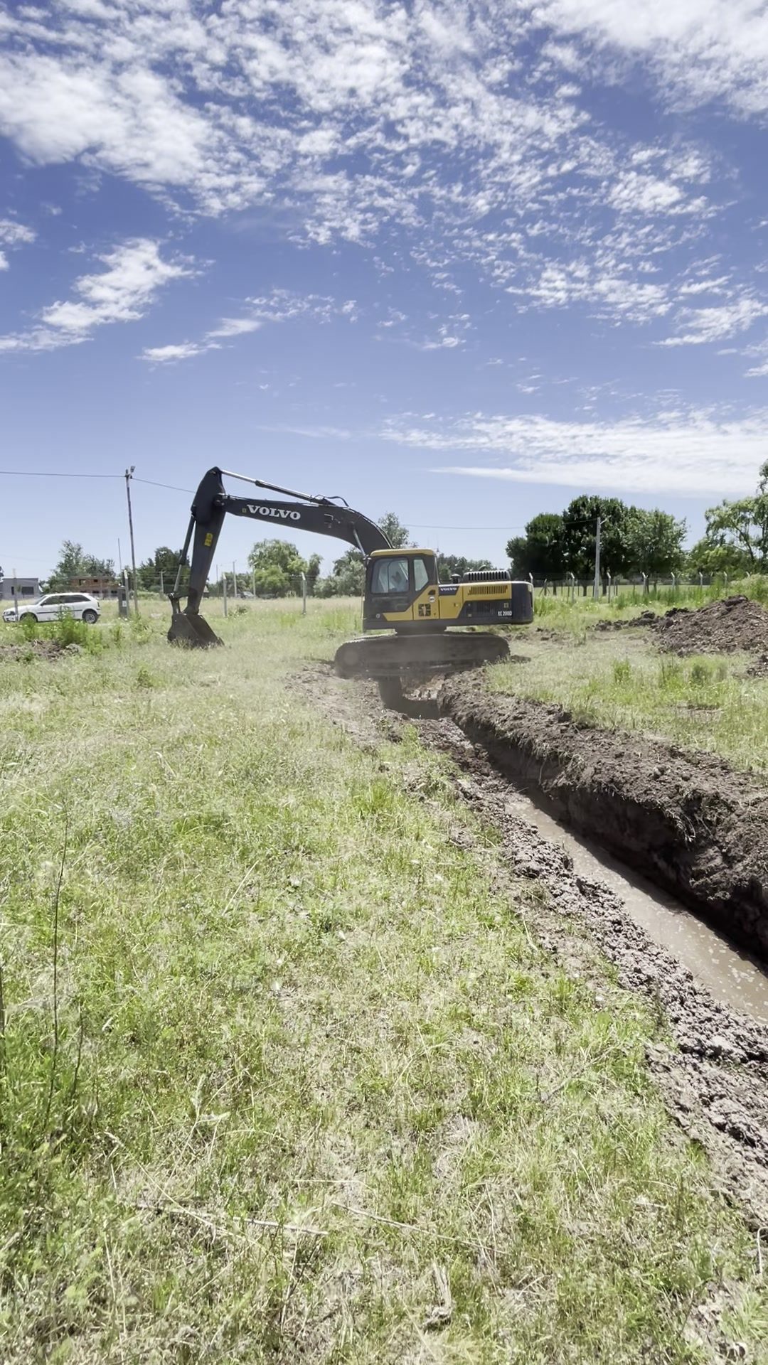 Excavadora abriendo una zanja para desagües