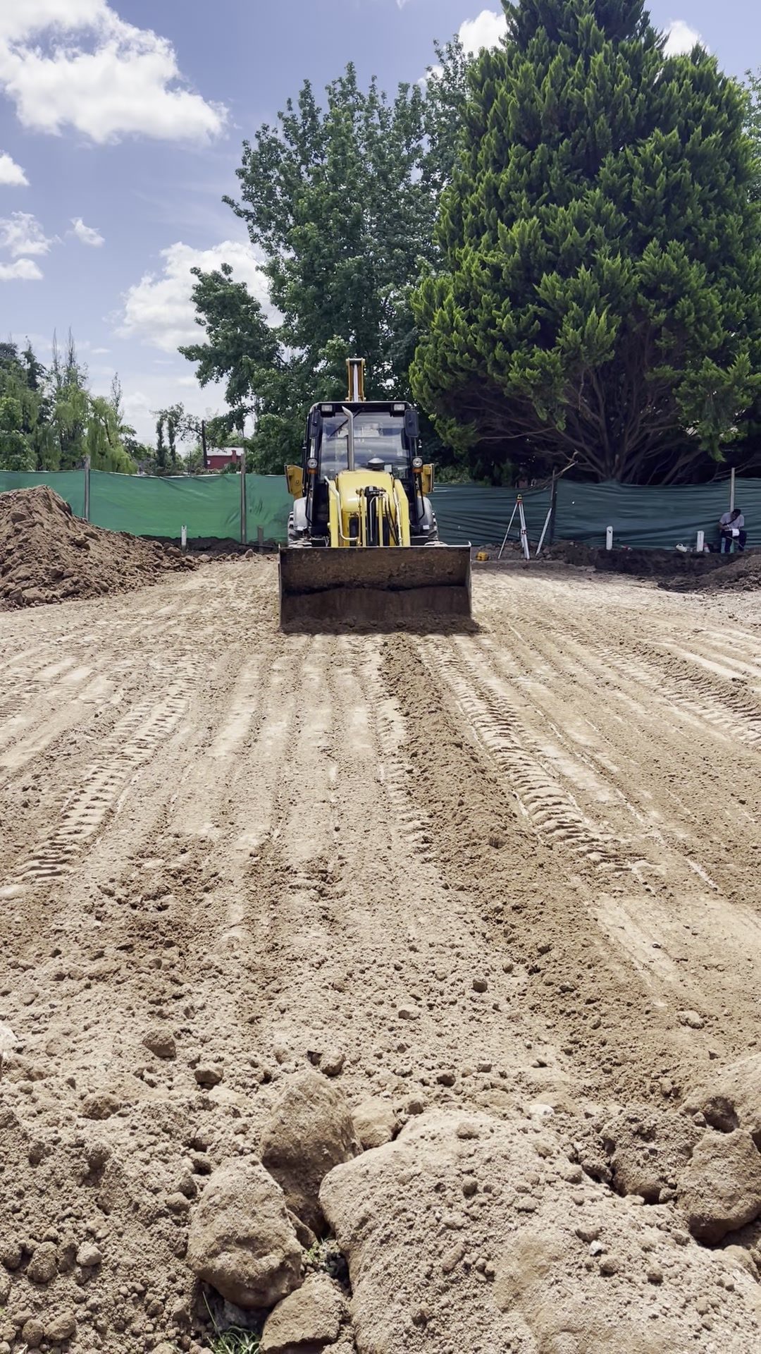Pala cargadora nivelando un terreno para construcción
