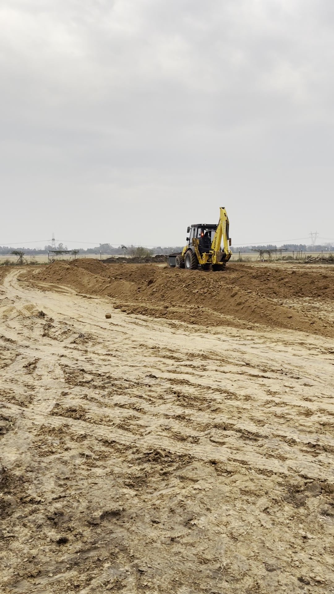 Pala retroexcavadora retirando material sobrante de un terreno