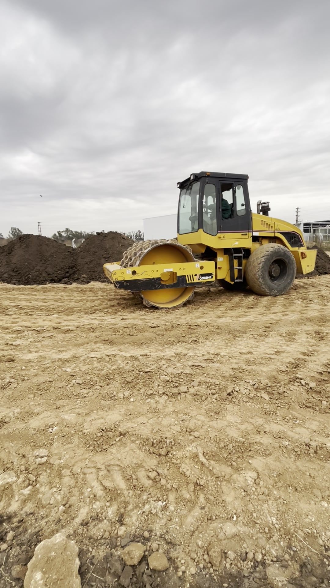 Rodillo compactador trabajando sobre suelo aportado