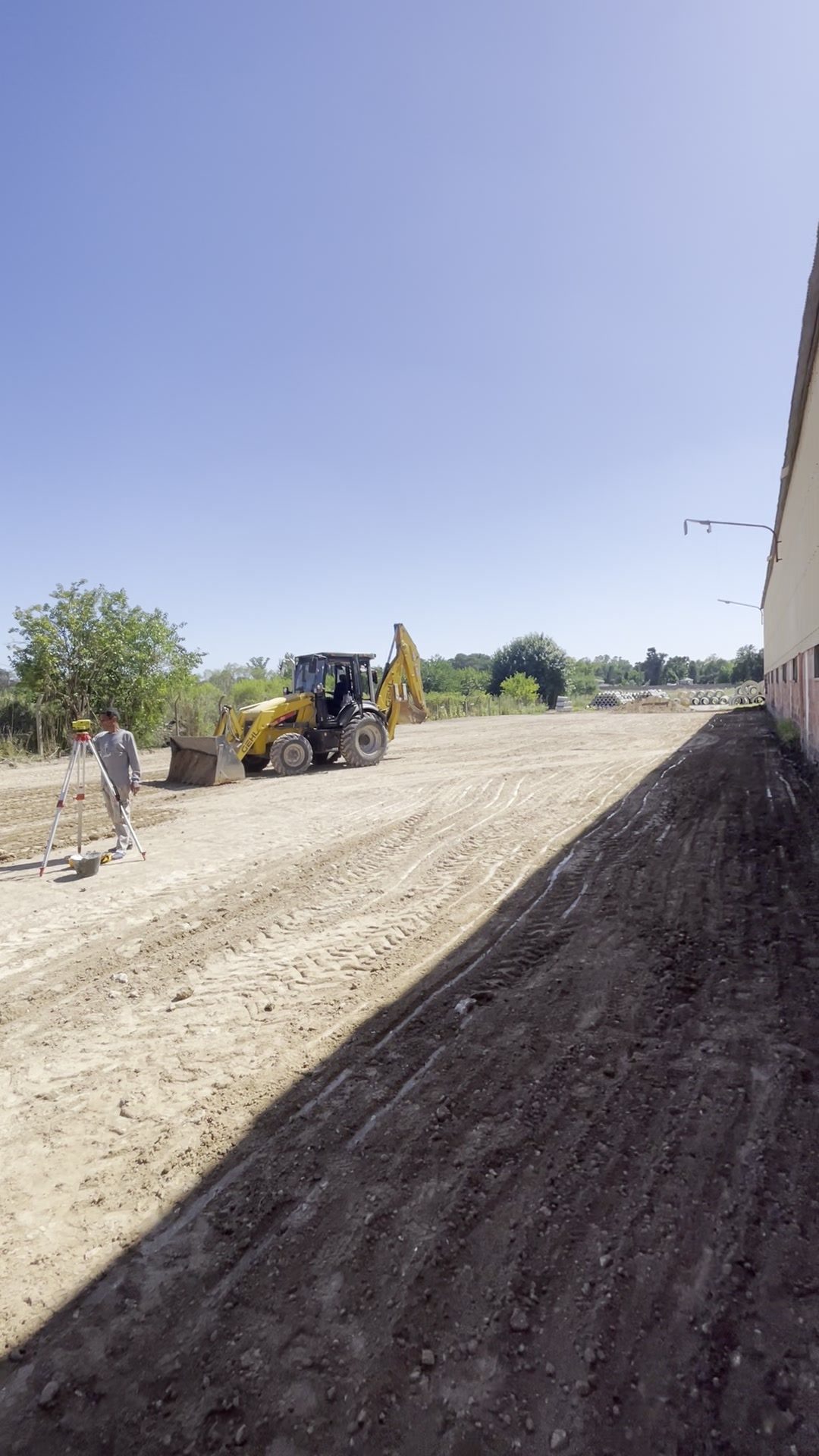 Rodillo compactador y equipo en obra