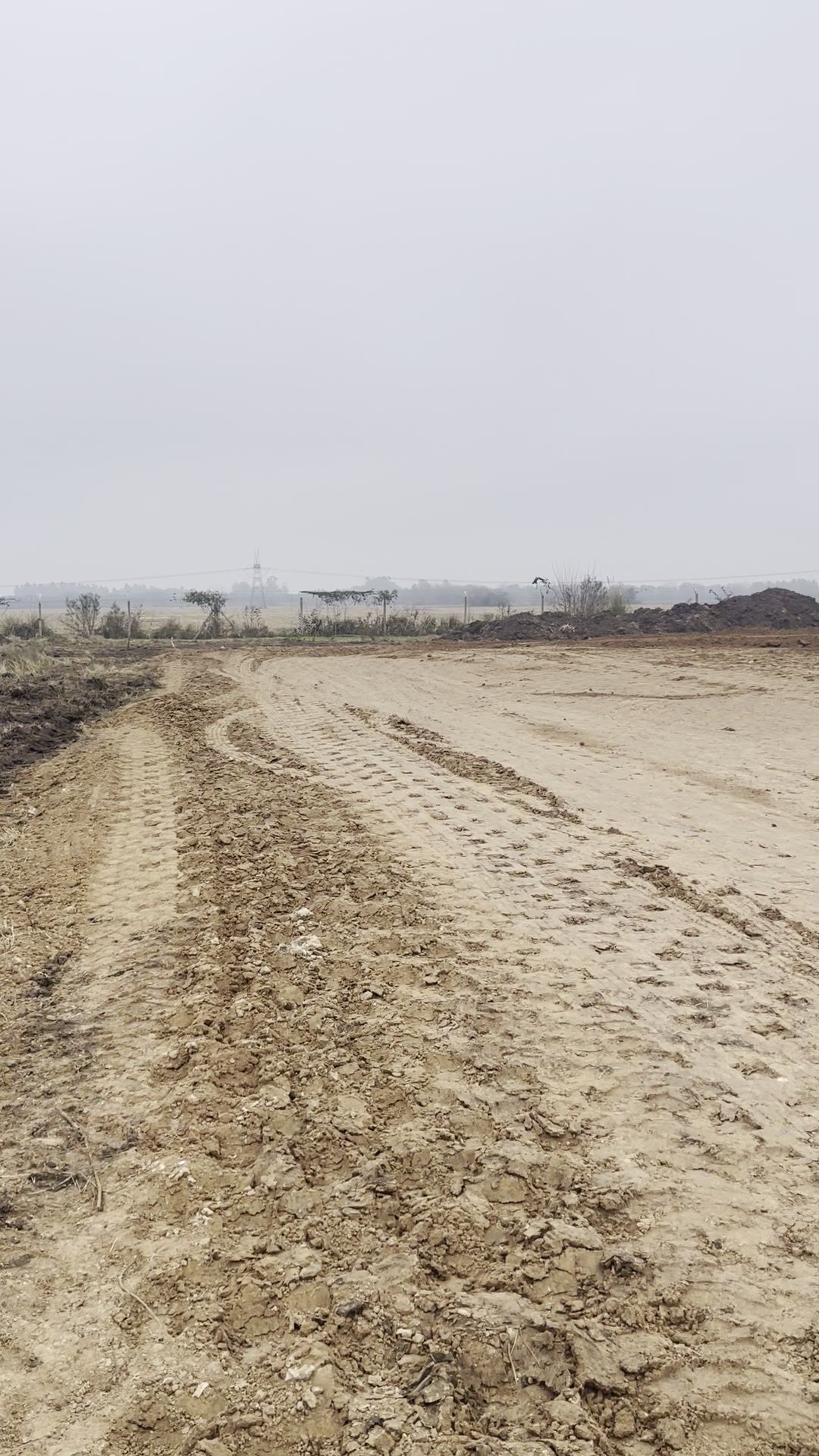 Terreno compactado en una obra industrial