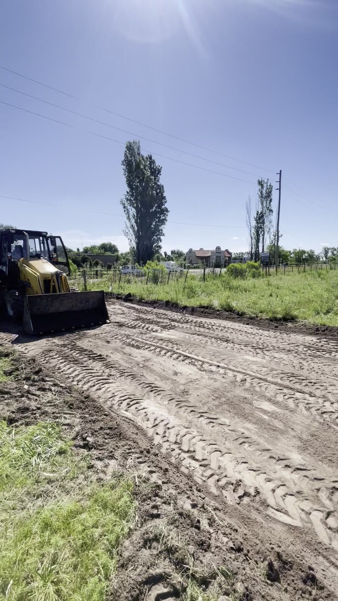 Camino de tierra recién nivelado y compactado