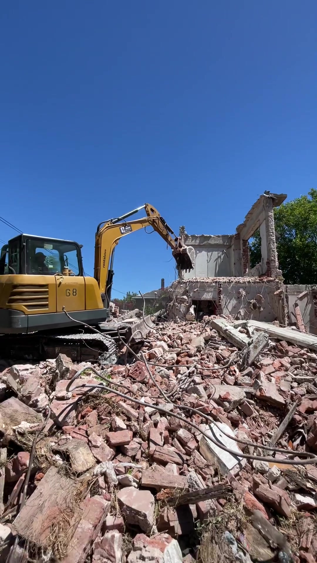 Excavadora demoliendo una estructura de hormigón